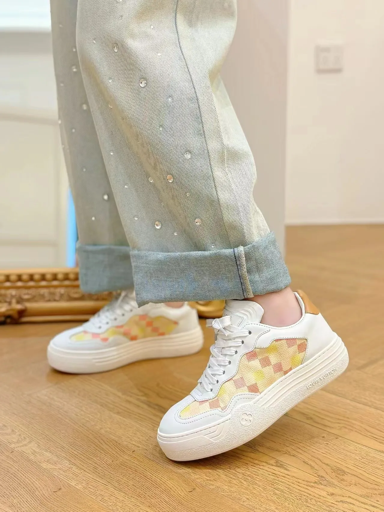 👟👟Ex-factory price 620👟👟Men's size +10 Same style for men and women🔥🔥𝐋𝐕 𝐃𝐢𝐬𝐜𝐨𝐯𝐞𝐫𝐲 2024 new sports shoes thick sole casual ❗️❗️ original purchase development and production LV Discovery lace-up shoes were unveiled at Louis Vuitton's fourth show. They are made of technical mesh fabric and metallic synthetic materials to create a streamlined design. Brand elements embellish the upper and lightweight rubber outsole, with technical shoelaces. Fabric: Original imported cowhide + technology mesh Inner lining: Original customized breathable mesh Sole: Original molded ultra-light rubber foam material Bottom thickness: 5.5CM Size: Women's 35-41 (41 customized), Men's 39-46, (45-46 customized)